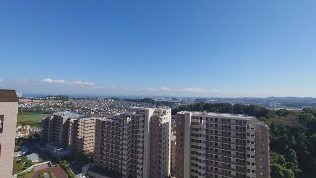 海の輝きと開放的な街並みを一望できる、魅力溢れるロケーション。高天井と大開口の窓からこの素晴らしい景色を毎日インテリアのように楽しめます。日々の暮らしに心地よいゆとりを与えてくれる、贅沢な住空間です♪