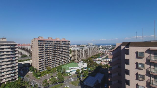 2面の大開口窓から陽光と爽やかな風が通り抜ける、開放的なLDK。窓の外に広がるパノラマビューは、青い海から季節の花火まで日常の背景にしてくれます。心地よいゆとりに満ちた特別な空間を叶えませんか♪