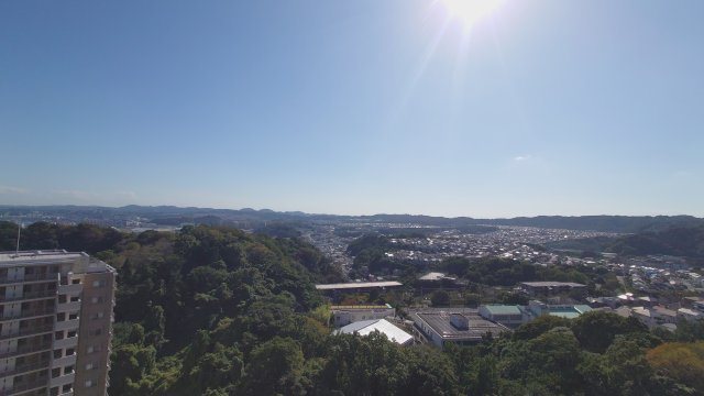 美しい海と街並みを一望できるロケーションに、3方向バルコニーを開放。高い天井がさらにゆとりを演出するLDKは、一日中明るい陽光に満たされます。時間ごとに表情を変える絶景を、ここから始めませんか♪