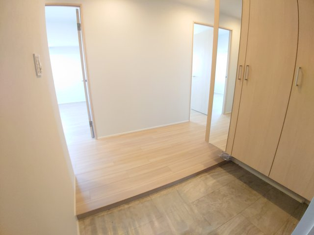 明るい木目調の内装と、ゆとりある広さが心地よい住まいの顔となる玄関空間。大容量の収納で靴が散らからず、お客様を気持ちよく迎えられます。お家の開放感を一歩目から実感できる、爽やかなエントランスです♪