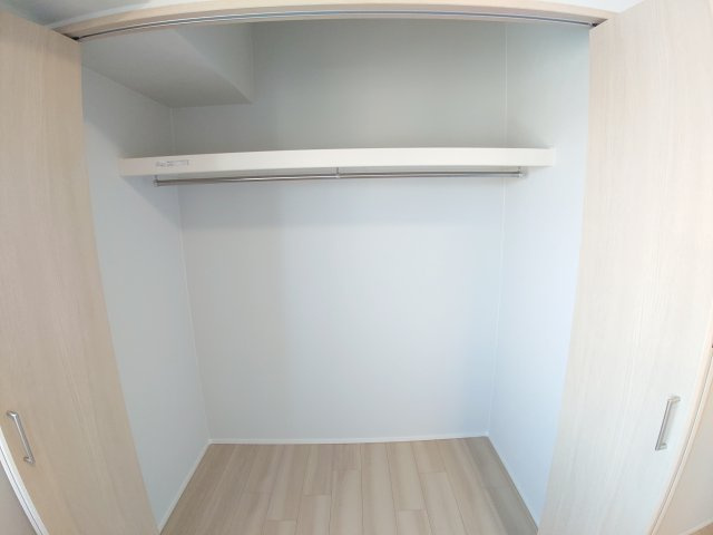 間口が広く、中の荷物を一目で見渡せる使い勝手抜群のクローゼットです。丈の長いコートから衣装ケースまでまとめて収納できるため、面倒な衣替えの手間も省けます。お気に入りの服を綺麗に並べて保管できます♪