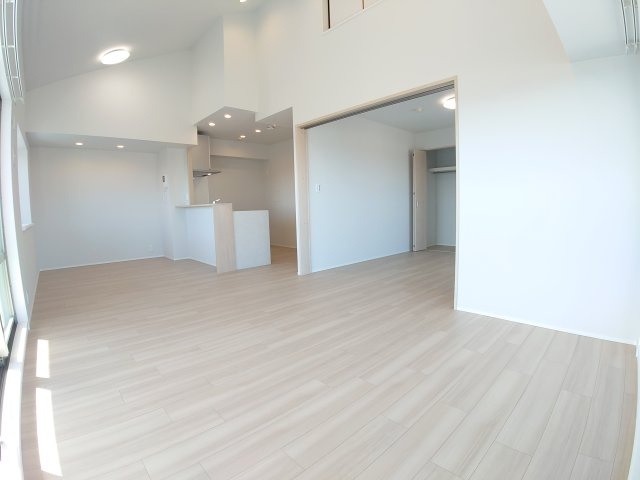 開放的な高天井と、隣室との一体感でさらに広がりを感じる大空間LDKです。引き戸を開放すれば、リビングとフラットに繋がる柔軟な間取り。豊かな採光と、上階にお部屋がない開放的な住空間が、心地よい空間に♪