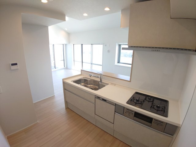 明るい木目調と白を基調とした、インテリアに美しく馴染むスタイリッシュなキッチンです♪ダウンライトが優しく手元を照らし、すっきりとした上品な空間を演出。毎日の暮らしに洗練された彩りを添えます♪