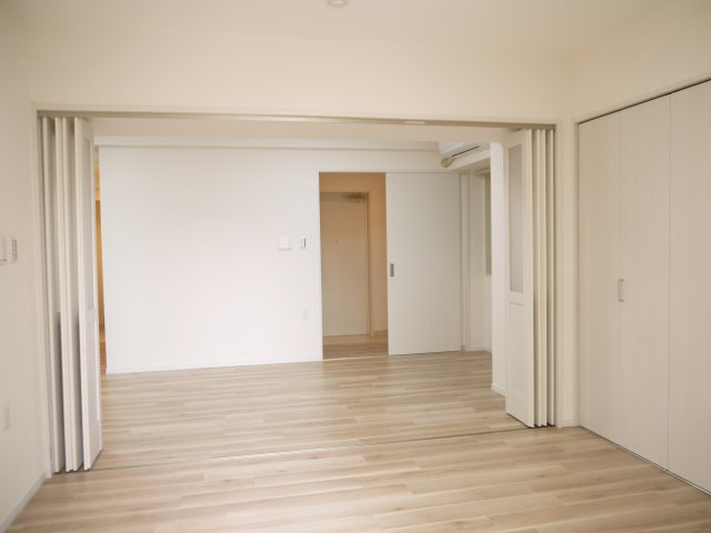 暖かいひだまりを全身で感じ取れる室内。
