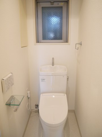 白を基調とした清潔感があるトイレ。温水洗浄便座付きです。