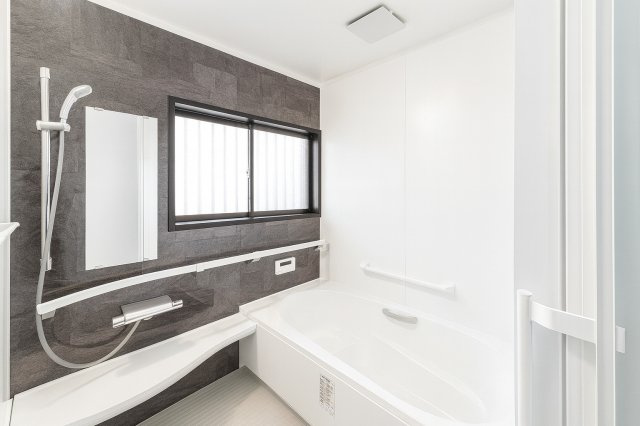 きれいなお風呂で窓もあるので換気も〇