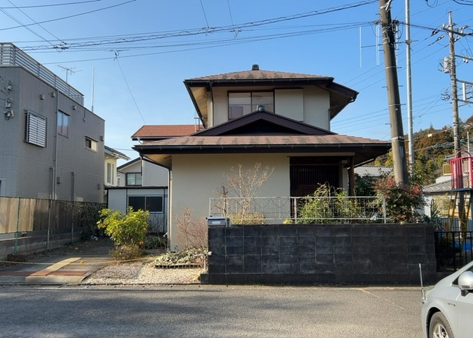 現地に行くなら、物件の周囲の地形がどうなっているかを見ることも大切です。周辺より低くなっている土地では、大雨などで水が集まりやすいため、地盤が弱くなっているということも考えられるため、注意が必要です。