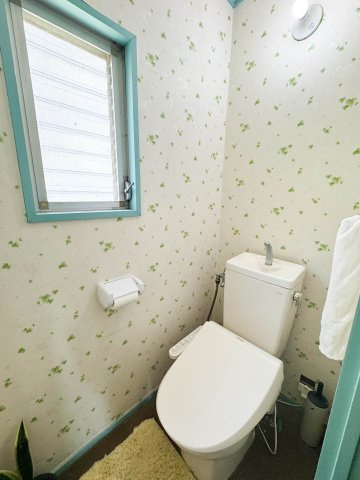 清潔感あふれる快適なトイレ空間です。お手入れがしやすいシンプルなデザインで、日々の掃除もラクラク。ご家族はもちろん、ゲストにも心地よく使用していただける衛生的なレストルームです