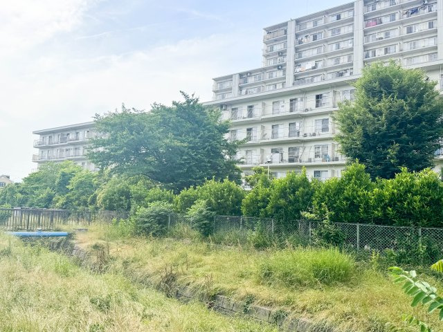 陽当り良好なロケーションに位置する開放的なマンション外観。共用部を含め綺麗に維持管理されており、快適な住環境が保たれています。安心して新生活をスタートできる魅力的な住まいです。