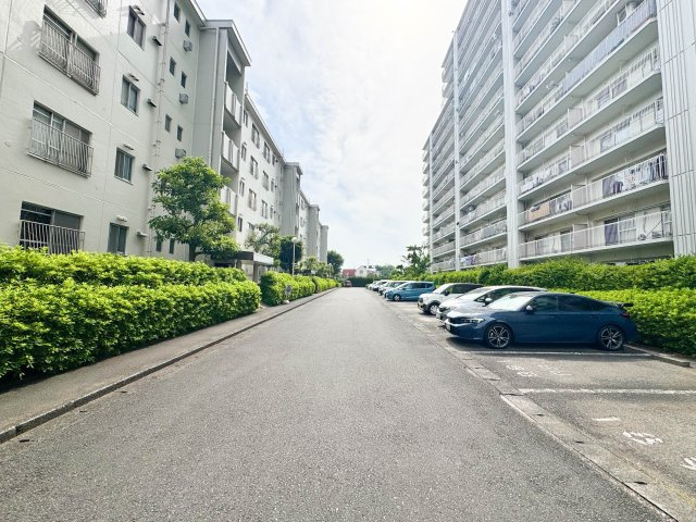 敷地内にあるため防犯面でも安心感のある駐車エリアです。お車の出し入れがしやすく、毎日の通勤やお買い物もストレスフリー。お車をお持ちの方も安心して新生活をスタートしていただけます。