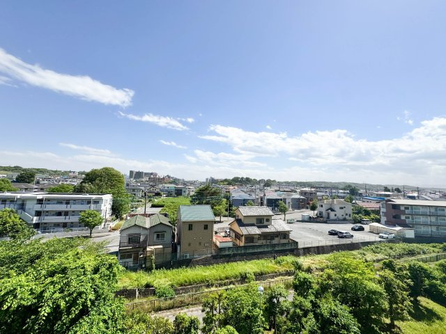 【のびやかな眺望が広がる住まい】前方に高い建物がなく、爽やかな空をしっかりと仰ぐことができます。心地よい風が通り抜け、室内にも明るい光を届ける、魅力的なロケーションです