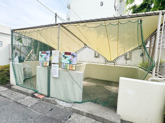 【敷地内ゴミ置き場完備】綺麗に整頓された清潔感ある収集スペースです。お部屋からの移動も短く、毎日のゴミ出しがスムーズに。住まう方が快適に過ごせるよう配慮された安心の共用施設です。