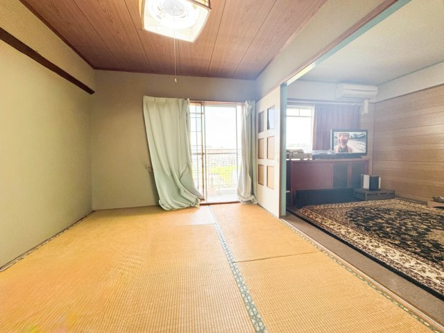 リビングと隣接した使い勝手の良い和室空間。押し入れ収納を備えており、布団や季節物の整理もスムーズです。客間としてはもちろん、キッズスペースや作業部屋など多目的に活躍します