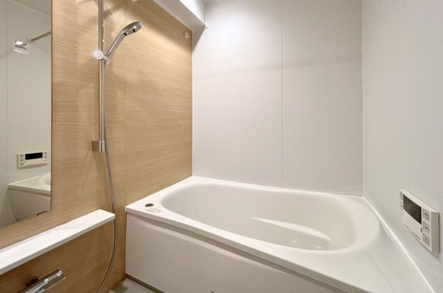 木目調のアクセントパネルが温もりを添える浴室。日々の疲れを心地よく癒せそうです。