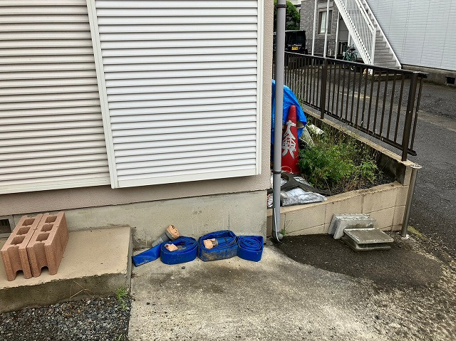 土地の面積＝住宅面積ではありません。建ぺい率の問題などで、土地のある場所によって住宅を建てられる面積は限られています。高さもしかり、「土地」という言葉の中には、建築条件も含まれると考えておきましょう。
