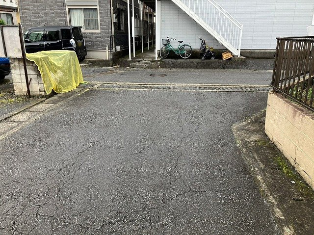 お持ちの車種によっては前面道路が広い方が便利でしょう。しかし、前面道路が広ければその分交通量が多くなるため、騒音などが気になる場合があります。実際に現地を見学し、周辺交通量や騒音などを確認しましょう！