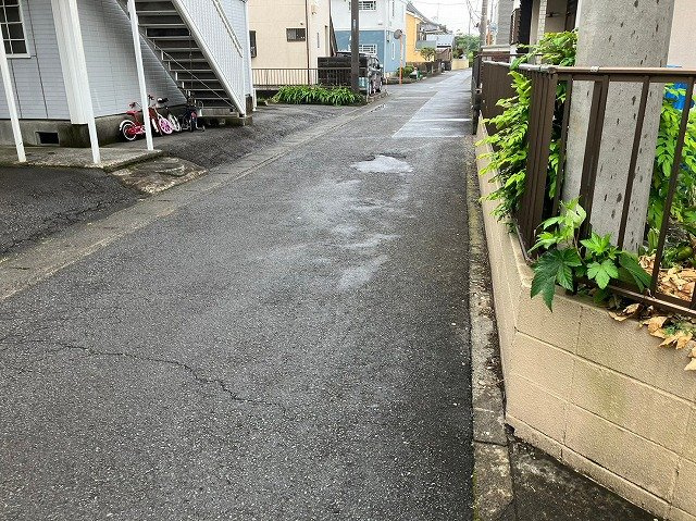 住宅用の土地では前面道路に2m以上接していなければならないと法律で定められています。しかし、お持ちの車のサイズやライフスタイルなどにより、2mでは利便が悪い場合もございますので、事前に確認しましょう。