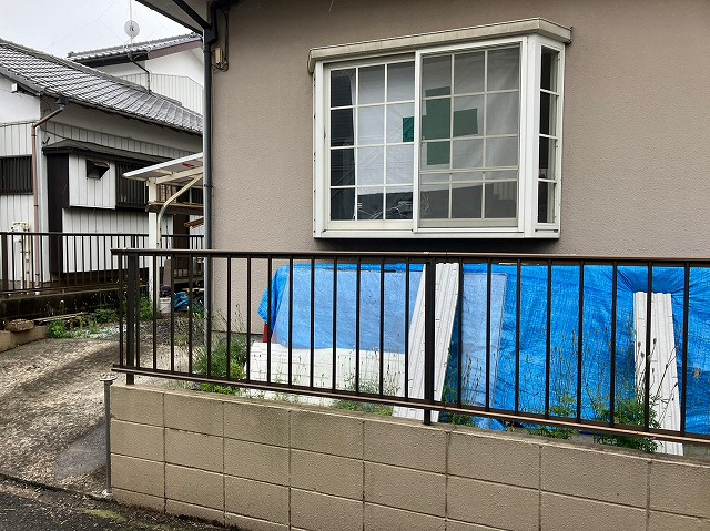 現地に行くなら、物件の周囲の地形がどうなっているかを見ることも大切です。周辺より低くなっている土地では、大雨などで水が集まりやすいため、地盤が弱くなっているということも考えられるため、注意が必要です。