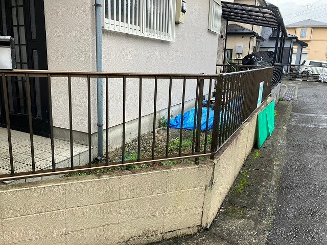土地購入を検討されている場合、境界杭がない状態で購入してしまうと境界確定測量をする必要があり、費用がかかります。購入の前に、売主、隣土地所有者立ち合いのもと境界を確定し境界杭を設置するのがベストです。
