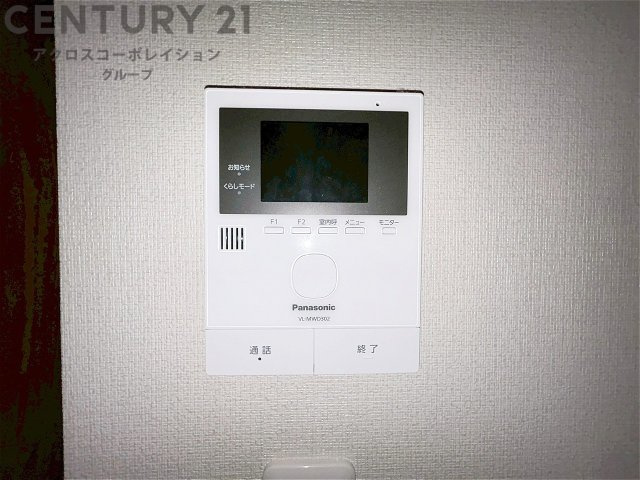訪問者が来たときにテレビ画面で確認できるため、安心してドアを開けられます。録画機能があるものもあり、留守中に来訪者を記録しておくことができます。利便性が高く、セキュリティ面でも安心です。