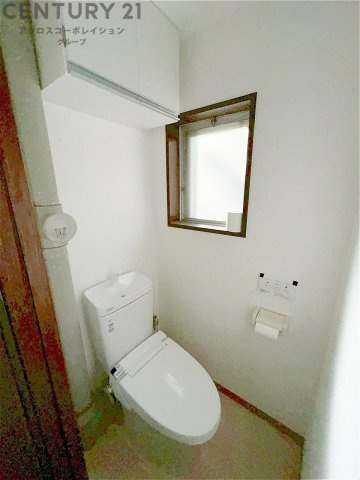 温水洗浄便座付トイレは温水洗浄機能により、暖かい水でおしりを洗浄することができ、冷たい水を使う従来の便座に比べ、温水洗浄機能で暖かいトイレを提供し、快適な使用を可能にします。