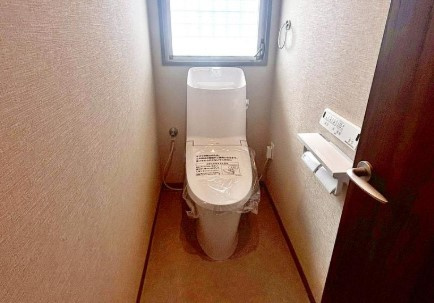 温水洗浄便座付トイレは温水洗浄機能により、暖かい水でおしりを洗浄することができ、冷たい水を使う従来の便座に比べ、温水洗浄機能で暖かいトイレを提供し、快適な使用を可能にします。