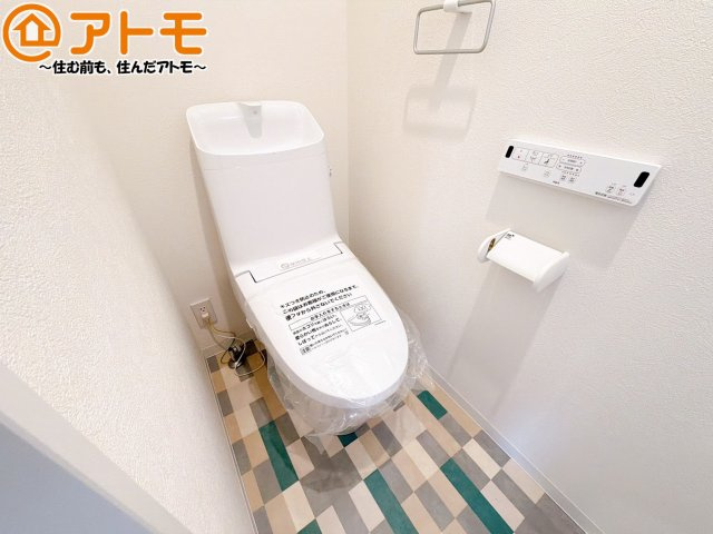 清潔感のあるトイレです♪棚も設置されているので、掃除用具や消耗品なども収納可能です！