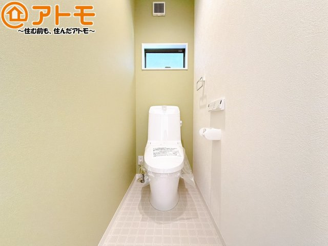 窓もあって換気もしっかりできる清潔感のあるトイレです♪