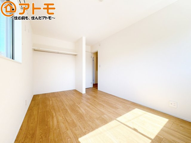 壁と床がシンプルな色合いだからこそ自分だけの空間を作れます♪お部屋作りのイメージは順調でしょうか♪