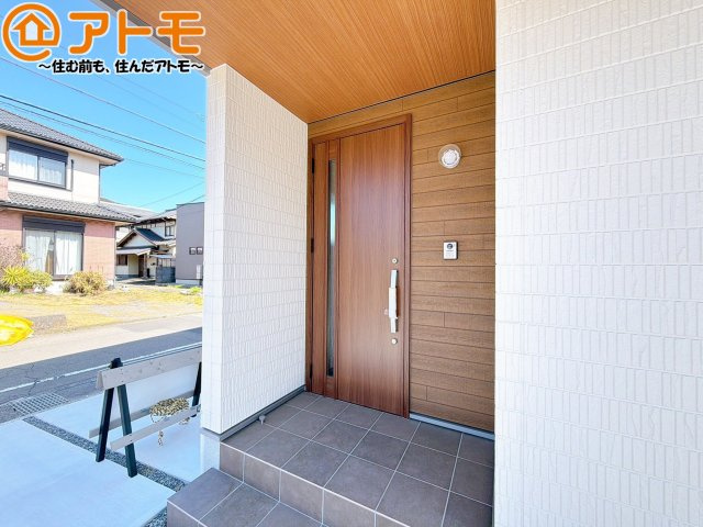 落ち着いた色合いの玄関はダブルロックで防犯性に優れた仕様になっています♪