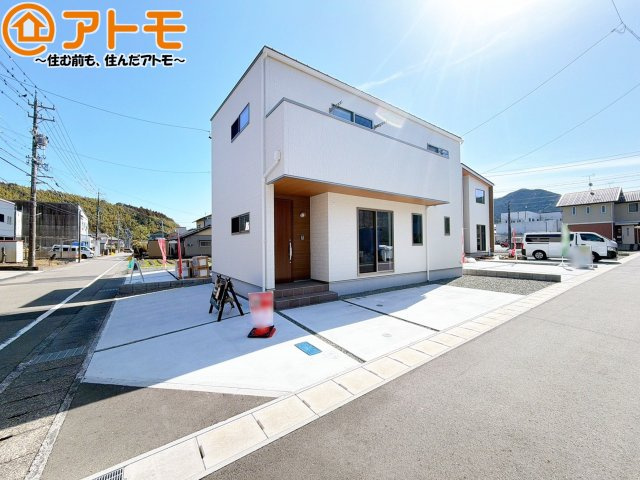 リビングへ直接荷物を入れられる駐車場♪