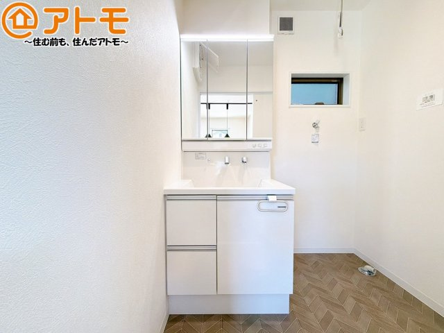 壁付け水栓の洗面台は水垢がたまりにくく、お掃除がしやすいですね♪