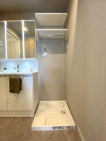 専用の洗濯機設置スペースです。周囲には洗剤や柔軟剤、ランドリーグッズを置ける余裕があり、毎日の洗濯作業を効率的に行えます。水まわりの動線上に配置されており使い勝手抜群の設計となっております。