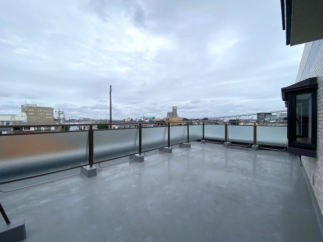 ルーフバルコニー。前面に遮るものがなく遠くまで見渡せるため、爽やかな空と豊かな日差しを満喫できます。毎日の暮らしに彩りと心地よい解放感を与えてくれる魅力的なロケーションです。