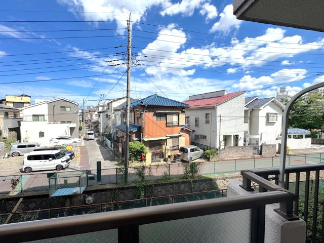 視界を遮る高い建物が少なく、開放感あふれる爽やかな眺望。心地よい風とたっぷりの光を感じられる気持ちの良い住環境です。