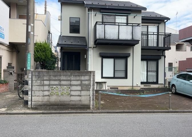 土地の形が極端に長細かったり、狭小地、あるいは道路との高低差がある傾斜地だった場合、後々売ろうとしても買い手がつかない場合もあります。後々、売却することになった時に価値の下がらない土地を選びましょう。