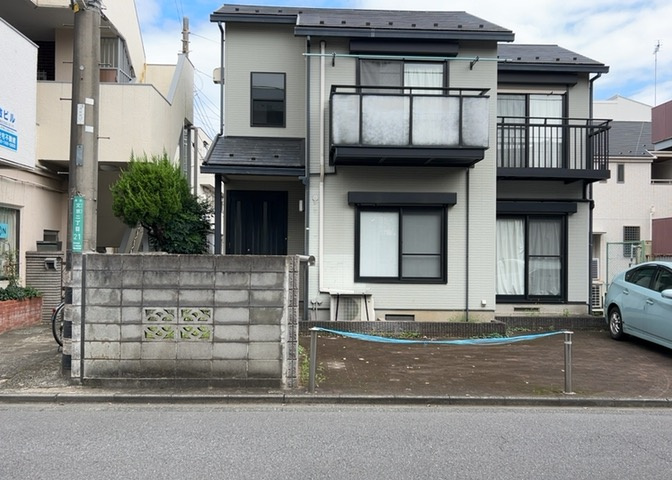 土地の面積＝住宅面積ではありません。建ぺい率の問題などで、土地のある場所によって住宅を建てられる面積は限られています。高さもしかり、「土地」という言葉の中には、建築条件も含まれると考えておきましょう。