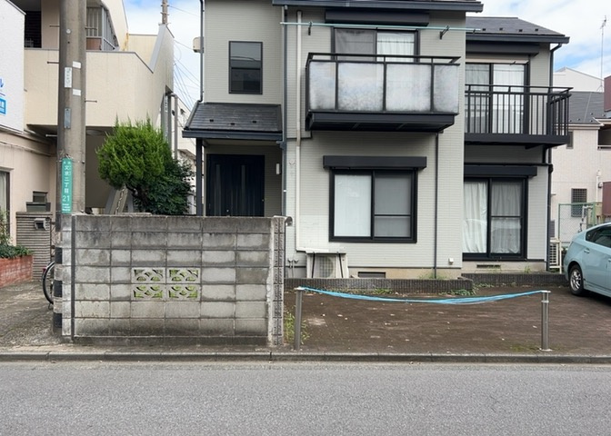家を建てる場合、方位は要チェックです。現実的に日当たりのよい家ならばリビングは南側、建築基準法でも北側に当たる家への配慮は求められています。土地を見学に行く際は、方位磁針を持って行くようにしましょう。