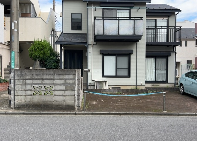 土地を買う際、住む地域の自治体や福祉の補助制度にも注目してみましょう。子供や老人の医療補助やゴミ出しのルールなど、自治体によってルールに大きな違いがあるため、暮らしやすい土地で判断するとよいでしょう。