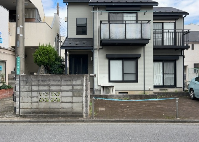 土地の前の道路に消火栓が設置されていることがあります。この場合、道路交通法第45条第1項により、駐車禁止の場所が指定されています。そのため、車庫などの駐車スペースをつくることができない場合があります。