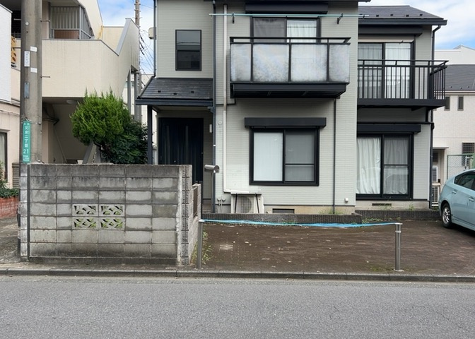 土地購入を検討されている場合、境界杭がない状態で購入してしまうと境界確定測量をする必要があり、費用がかかります。購入の前に、売主、隣土地所有者立ち合いのもと境界を確定し境界杭を設置するのがベストです。