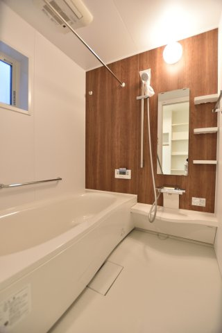 ゆったり体を伸ばせる浴槽にお手入れしやすい機能を備えたシステムバスを採用　※施工イメージとなります