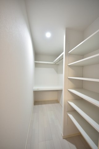 高さ調整が可能で整理しやすいシューズクローク　※施工イメージとなります