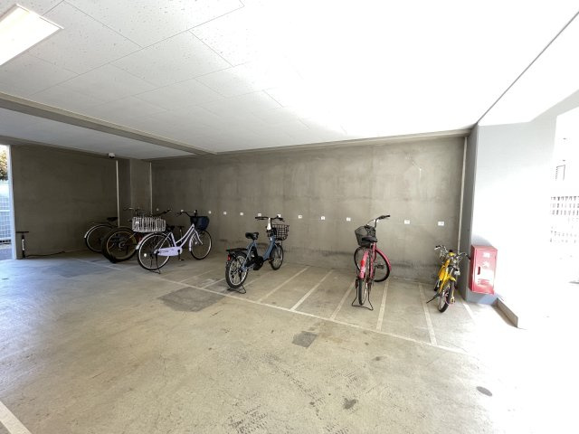屋根付きの駐輪場で、サビや汚れの心配も不要。　