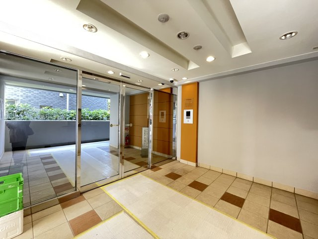明るく広々としたエントランスが迎えてくれます。　
