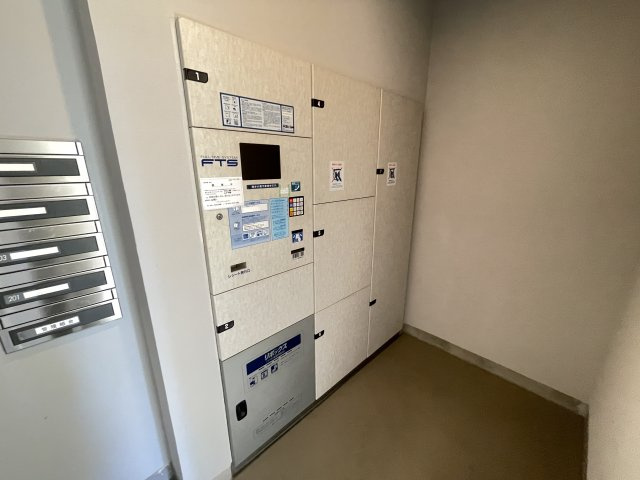宅配ボックス付きで、忙しい方の荷物受け取りもスマートに。　