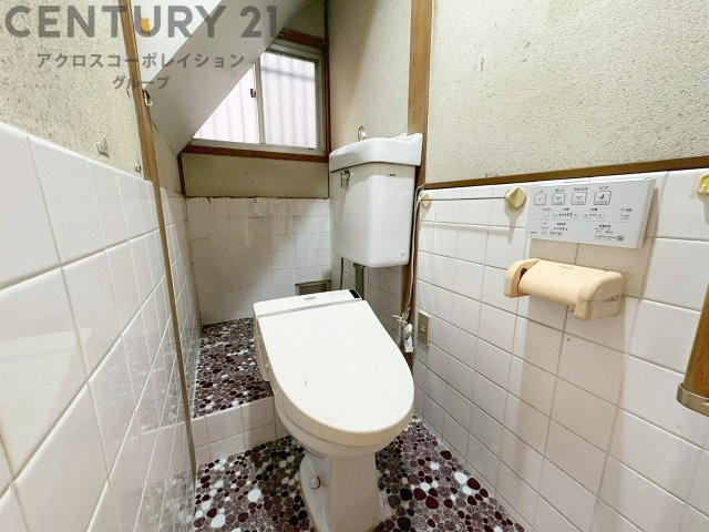 温水洗浄便座付トイレは温水洗浄機能により、暖かい水でおしりを洗浄することができ、冷たい水を使う従来の便座に比べ、温水洗浄機能で暖かいトイレを提供し、快適な使用を可能にします。　