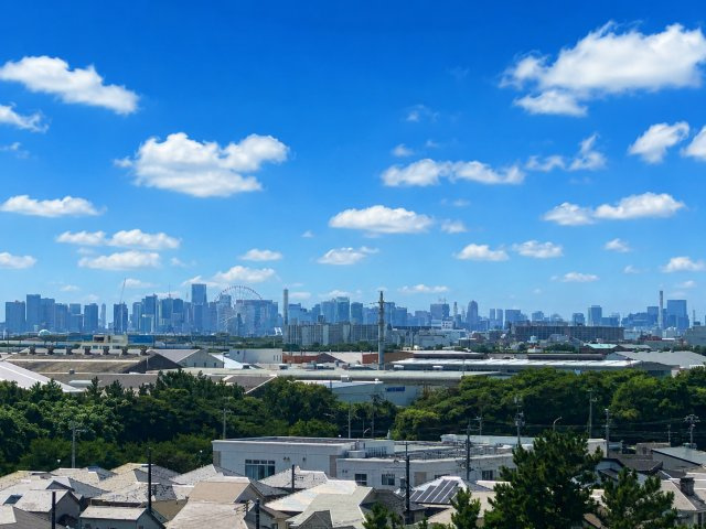 前面が、ひらけて開放感があり都心がが遠目に見ることができ、心の余裕をもたらしてくれます。また、バルコニーより右手はスカイツリー、左手には東京ベイが一望できます。