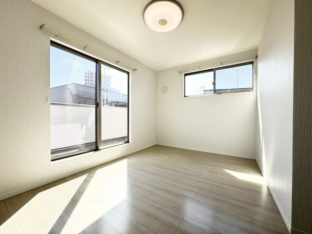 【洋室A】バルコニーに面した明るい洋室。主寝室としても使いやすい広さを確保しており、家具の配置もしやすい間取りです。落ち着いた空間でゆっくりと休めるプライベート空間です。