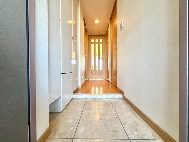 【玄関】　人を迎え入れる最初の場所だからこそ、清潔感があり纏まった空間にして頂ける様にゆとりあるシューズボックスを設置しました。おでかけの時も帰った時も、「我が家」を最初に感じでもらえる素敵な空間に。